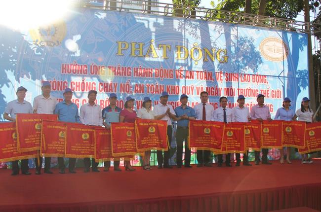 Công đoàn Ngân hàng Việt Nam tặng Cờ và Bằng khen cho các tập thể, cá nhân tiêu biểu của Vietcombank