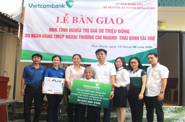 Vietcombank Thái Bình bàn giao nhà tình nghĩa cho hộ nghèo 