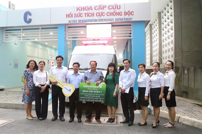 Vietcombank Nam Sài Gòn trao tặng bệnh viện quận 7 xe cứu thương và trang thiết bị y tế trị giá hơn 1,2 tỷ đồng