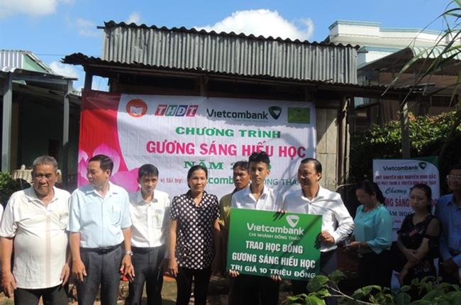 Vietcombank Đồng Tháp trao học bổng gương sáng hiếu học tháng 7/2020