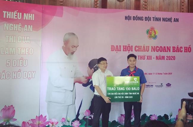 Vietcombank Vinh trao tặng quà cho 130 đại biểu tham dự  Đại hội Cháu ngoan Bác Hồ tỉnh Nghệ An lần thứ XII