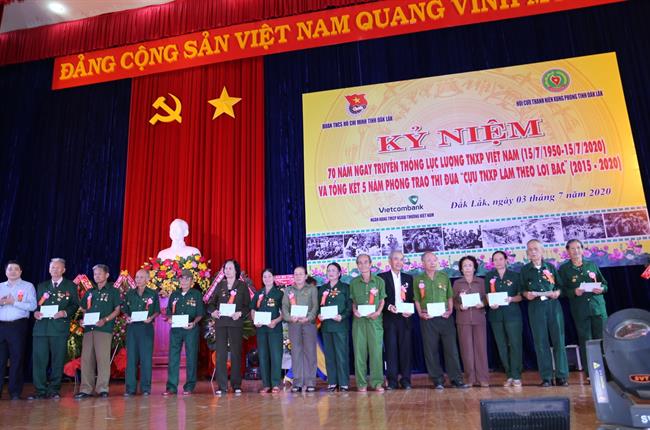 Vietcombank Đắk Lắk trao tặng Hội Cựu thanh niên xung phong tỉnh Đắk Lắk số tiền 1 tỷ đồng để thực hiện công tác An sinh xã hội