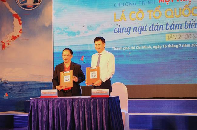 Vietcombank ký cam kết đồng hành cùng Chương trình “Một triệu lá cờ Tổ quốc cùng ngư dân bám biển”