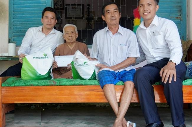 Vietcombank Bình Dương thăm Mẹ Việt Nam anh hùng và tri ân các liệt sỹ