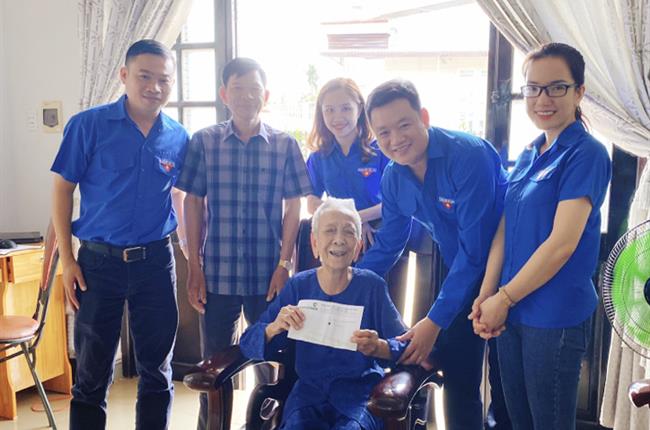 Đoàn cơ sở Vietcombank Đắk Lắk thăm Mẹ Việt Nam anh hùng Tô Thị Chiểu