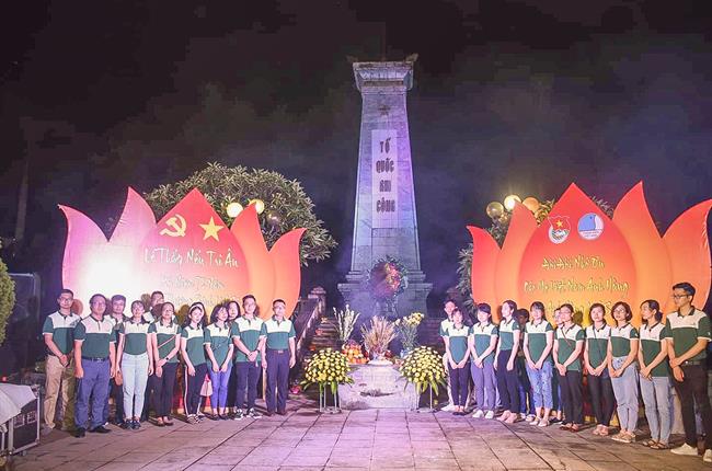 Đoàn thanh niên Vietcombank Đông Anh tham gia chương trình thắp nến tri ân kỷ niệm 73 năm ngày thương binh - liệt sĩ
