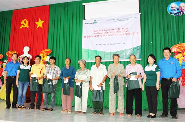 Vietcombank Kiên Giang tham gia các hoạt động nhân kỷ niệm 73 năm ngày thương binh - liệt sĩ