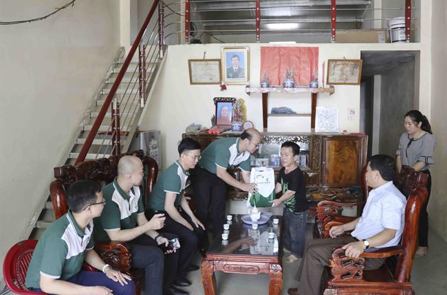 Vietcombank Lào Cai với các hoạt động an sinh xã hội nhân kỷ niệm ngày thương binh liệt sĩ