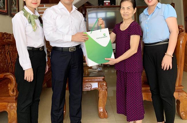 Vietcombank Tuyên Quang tặng quà Mẹ Việt Nam Anh hùng, các gia đình chính sách, người có công với cách mạng nhân ngày thương binh liêt sỹ