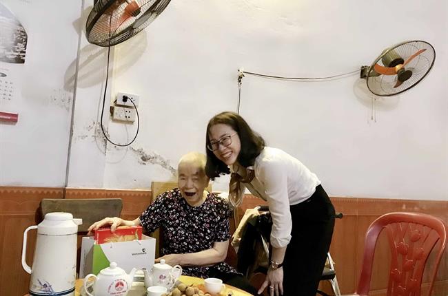 Vietcombank Vĩnh Phúc thăm hỏi và tặng quà mẹ Việt Nam anh hùng nhân kỷ niệm ngày 27/7 