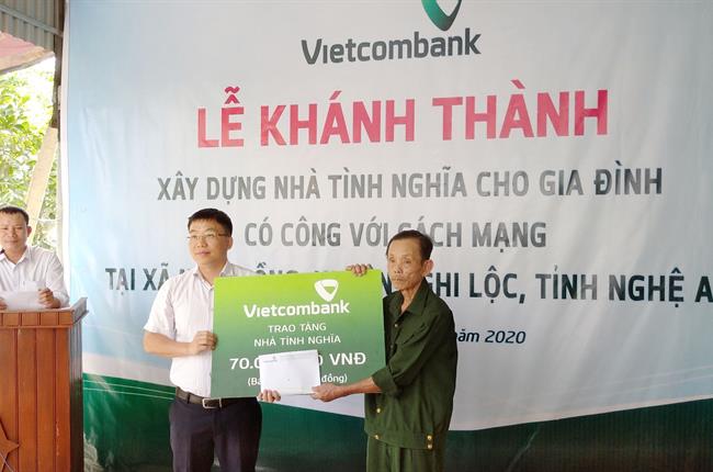 Vietcombank Vinh trao tặng nhà tình nghĩa cho gia đình người có công tại huyện Nghi Lộc, tỉnh Nghệ An