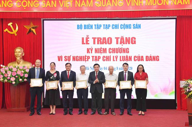 Chủ tịch HĐQT Vietcombank vinh dự nhận Kỷ niệm chương “Vì sự nghiệp tạp chí Lý luận của Đảng”