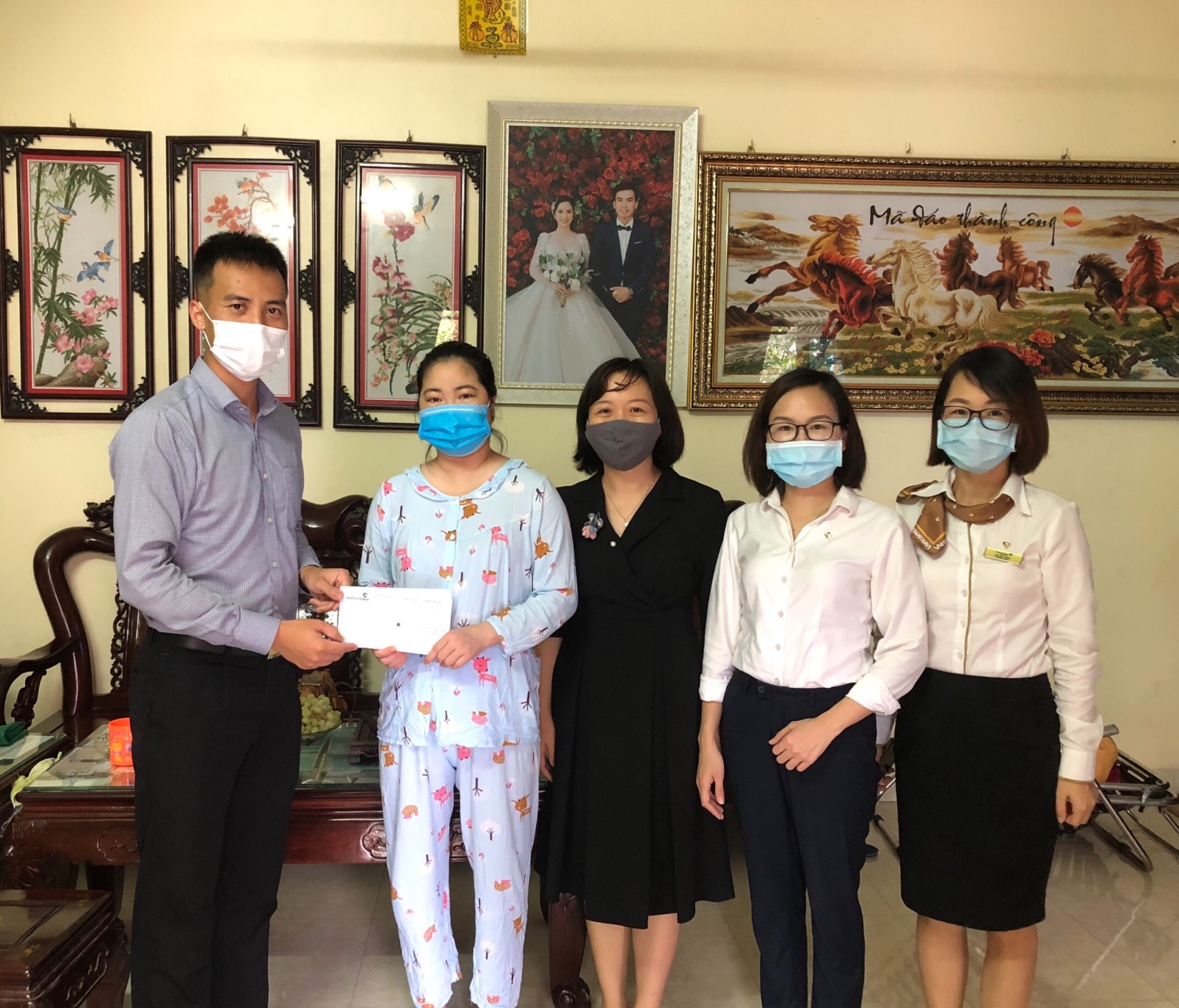 Vietcombank Hưng Yên thăm hỏi và trao tặng 70 triệu đồng cho cán bộ mắc bệnh hiểm nghèo của Chi nhánh.