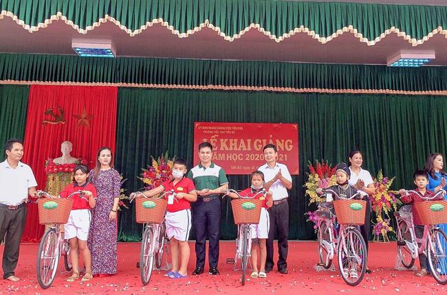 Vietcombank Tuyên Quang trao tặng xe đạp cho các em học sinh có hoàn cảnh khó khăn Trường Tiểu học Tiến Bộ
