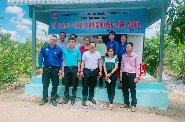 Đoàn thanh niên Vietcombank Long An trao nhà tình nghĩa cho gia đình có công tại huyện Thạnh Hóa, tỉnh Long An.
