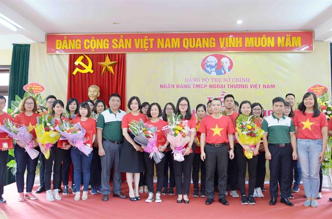 Đảng bộ Trụ sở chính Vietcombank tổ chức lễ trao tặng huy hiệu 30 năm tuổi Đảng và kết nạp Đảng cho 23 đảng viên mới