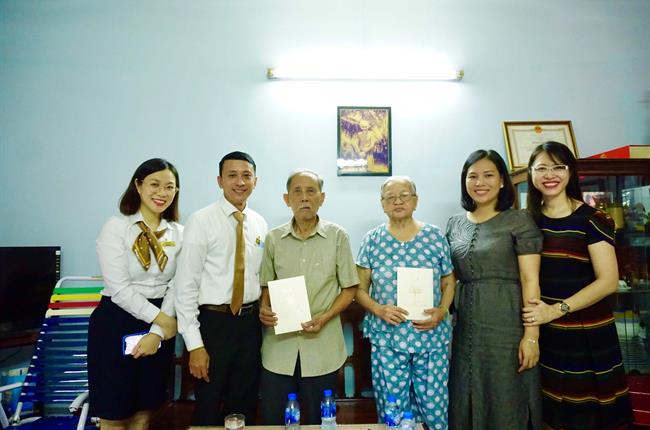 Vietcombank Sài Thành thăm hỏi động viên cha mẹ cán bộ nhân viên nhân ngày Quốc tế Người cao tuổi
