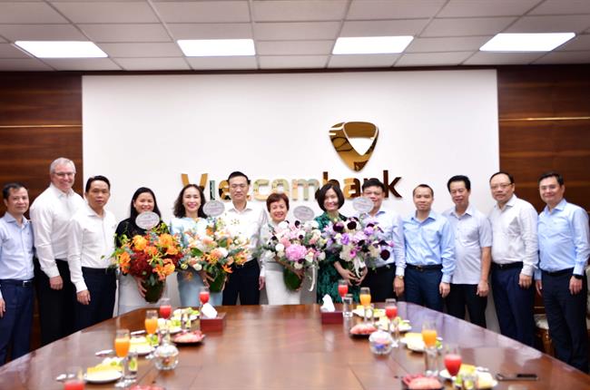 Ban Lãnh đạo Vietcombank chúc mừng các nữ lãnh đạo và CBNV nữ nhân ngày phụ nữ Việt Nam