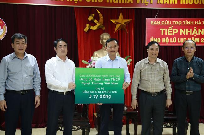 Vietcombank ủng hộ 3 tỷ đồng, hỗ trợ đồng bào tỉnh Hà Tĩnh khắc phục hậu quả lũ lụt