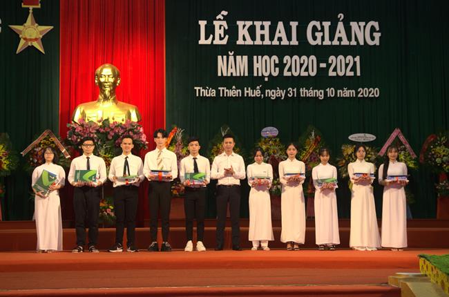 Vietcombank Huế tặng học bổng cho tân sinh viên Trường Đại học Y Dược Huế