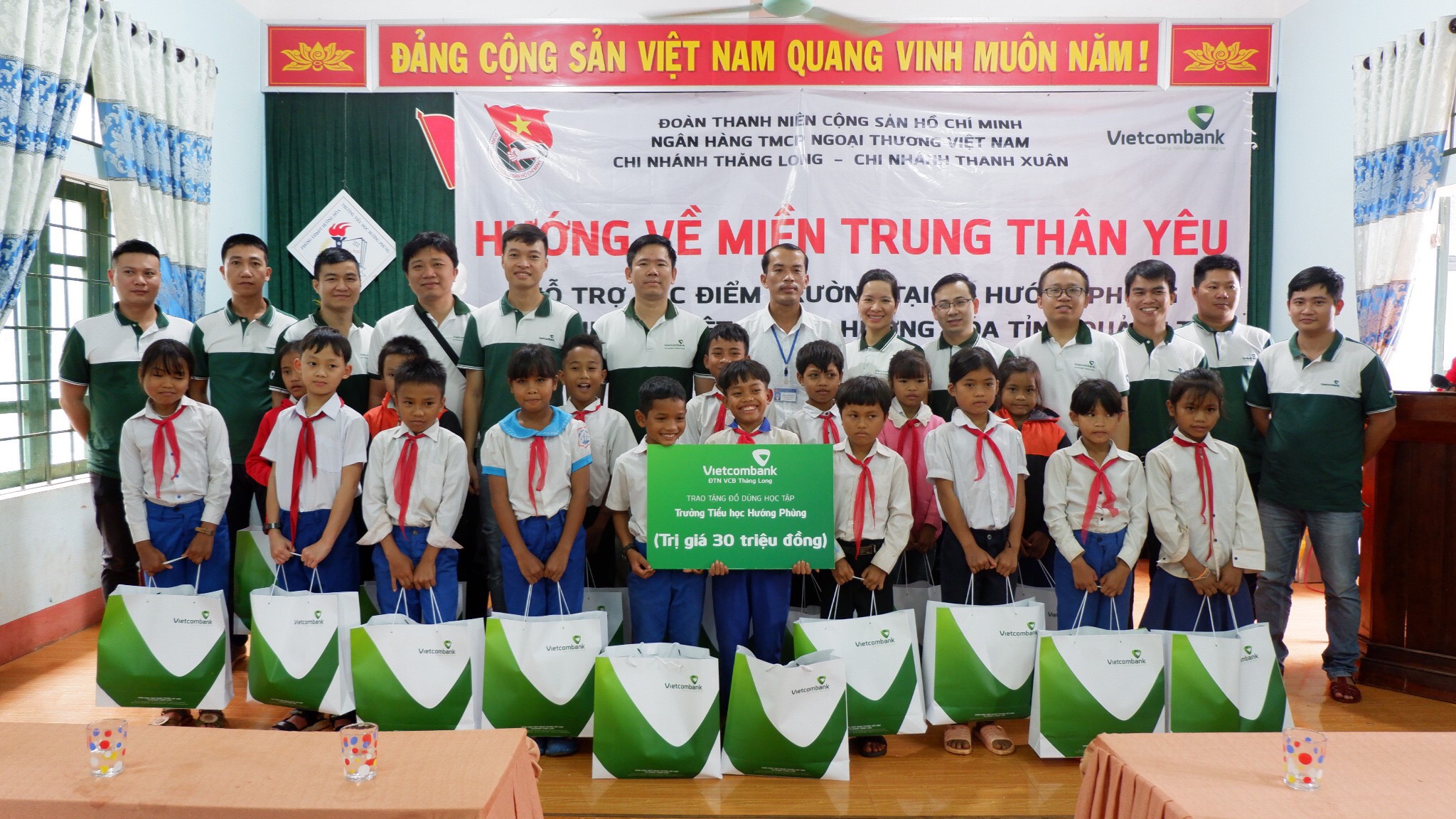 Đoàn thanh niên Vietcombank Thăng Long hướng về miền Trung thân yêu