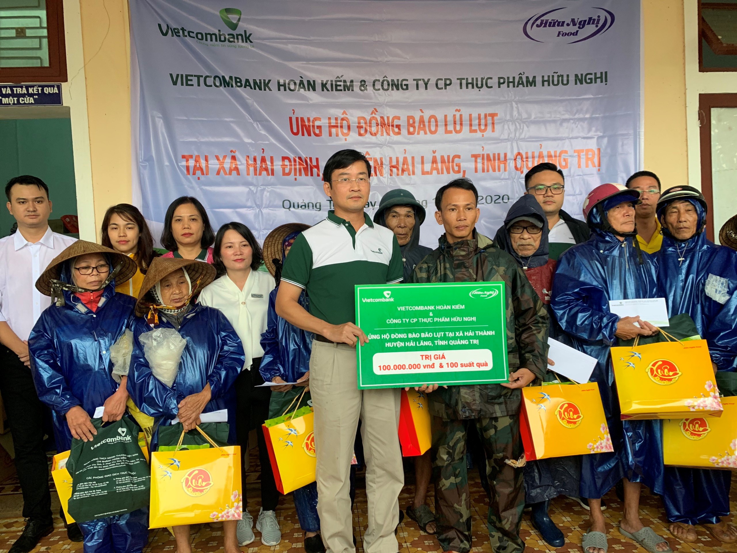 Vietcombank Hoàn Kiếm trao quà ủng hộ đồng bào bị ảnh hưởng lũ lụt tại tỉnh Quảng Bình, Quảng Trị