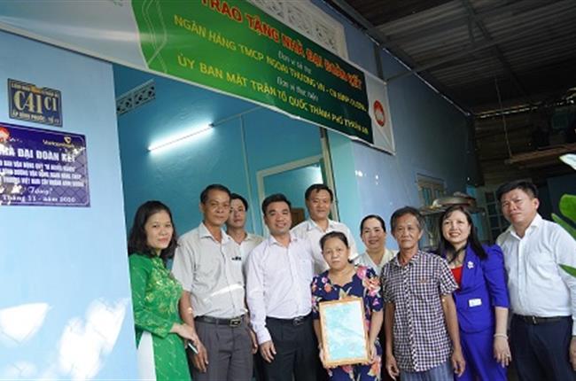 Vietcombank Bình Dương trao tặng nhà đại đoàn kết, nhà nhân ái