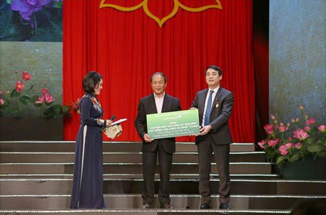 Vietcombank tặng thuyền máy cho ông Võ Văn Bình và học bổng 200 triệu đồng cho cháu Võ Nhật Thanh tại Đại hội Thi đua yêu nước toàn quốc lần thứ X