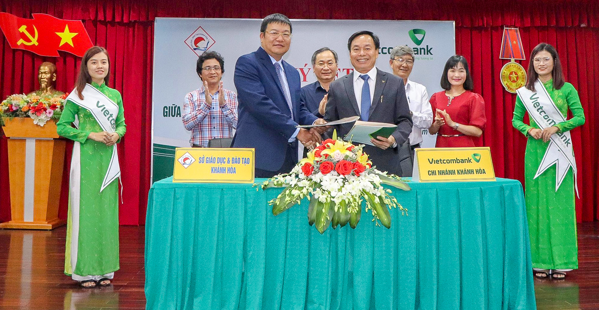 Vietcombank Khánh Hòa ký thỏa thuận hợp tác với Sở giáo dục và đào tạo Khánh Hòa phát triển các phương tiện thanh toán không dùng tiền mặt