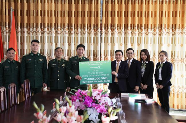 Vietcombank Lào Cai tài trợ 03 chốt dã chiến phòng chống dịch COVID-19 cho đồn biên phòng Y Tý