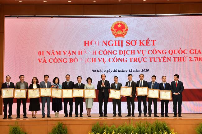 Vietcombank vinh dự nhận Bằng khen của Bộ trưởng Chủ nhiệm Văn phòng Chính phủ đối với thành tích xuất sắc trong vận hành Cổng Dịch vụ công quốc gia