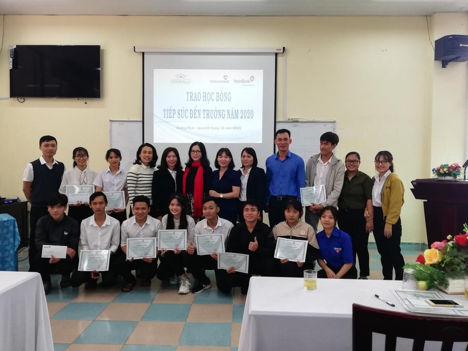 Vietcombank Quảng Ngãi trao học bổng tiếp sức đến trường năm 2020