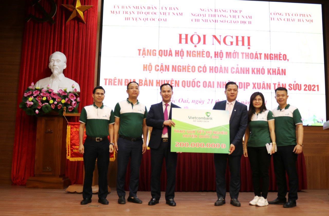 Vietcombank Sở Giao dịch tặng quà các hộ nghèo tại huyện Quốc Oai, Hà Nội nhân dịp Tết Tân Sửu 2021