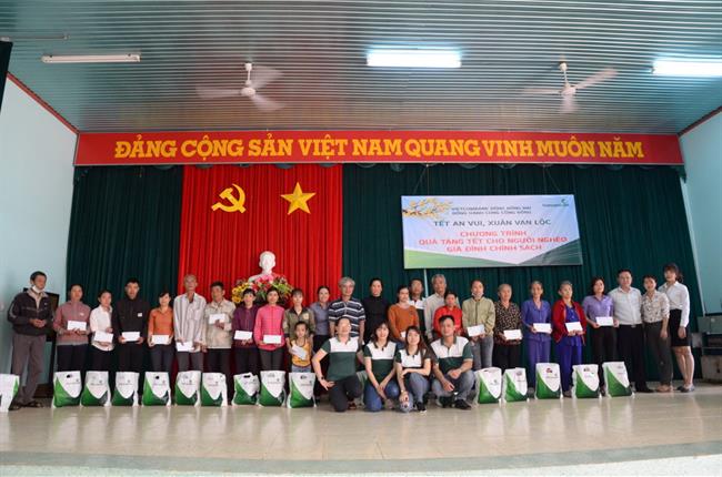 Vietcombank Đông Đồng Nai  tặng quà Tết cho người nghèo