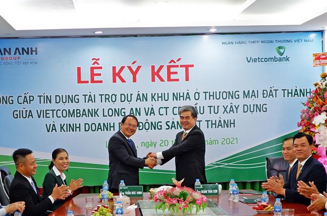 Vietcombank Long An ký kết tài trợ tín dụng cho dự án của CTCP Đầu tư xây dựng và kinh doanh bất động sản Đất Thành