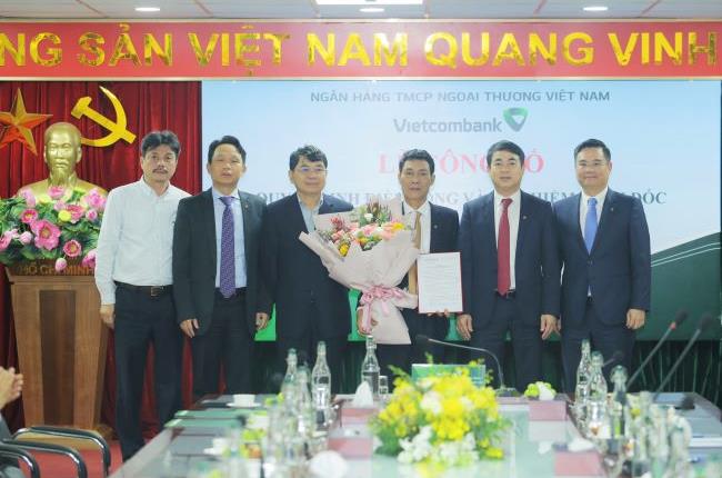 Vietcombank công bố quyết định điều động và bổ nhiệm Giám đốc, chỉ định Bí thư Chi bộ Vietcombank Nam Hà Nội