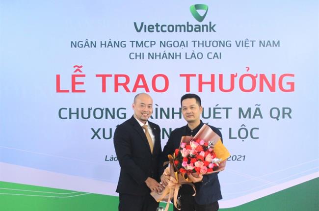 Vietcombank Lào Cai trao thưởng chương trình khuyến mại “Quét mã QR – Xuân sang đắc lộc”