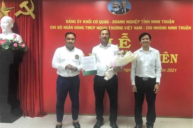 Chi bộ Vietcombank Ninh Thuận kết nạp đảng viên mới
