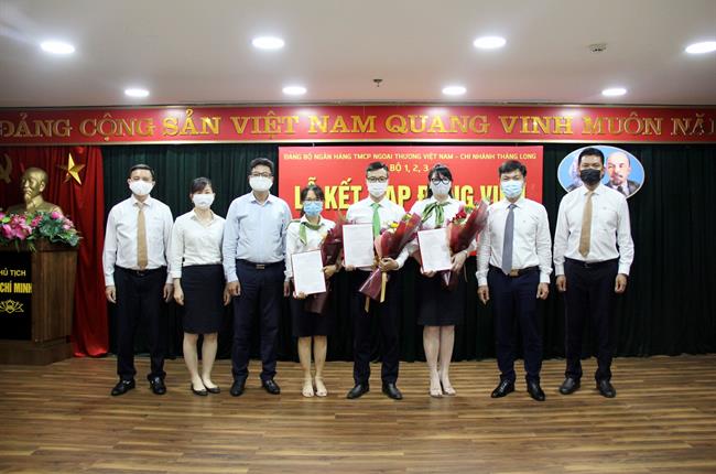 Vietcombank Thăng Long tổ chức lễ kết nạp đảng viên mới