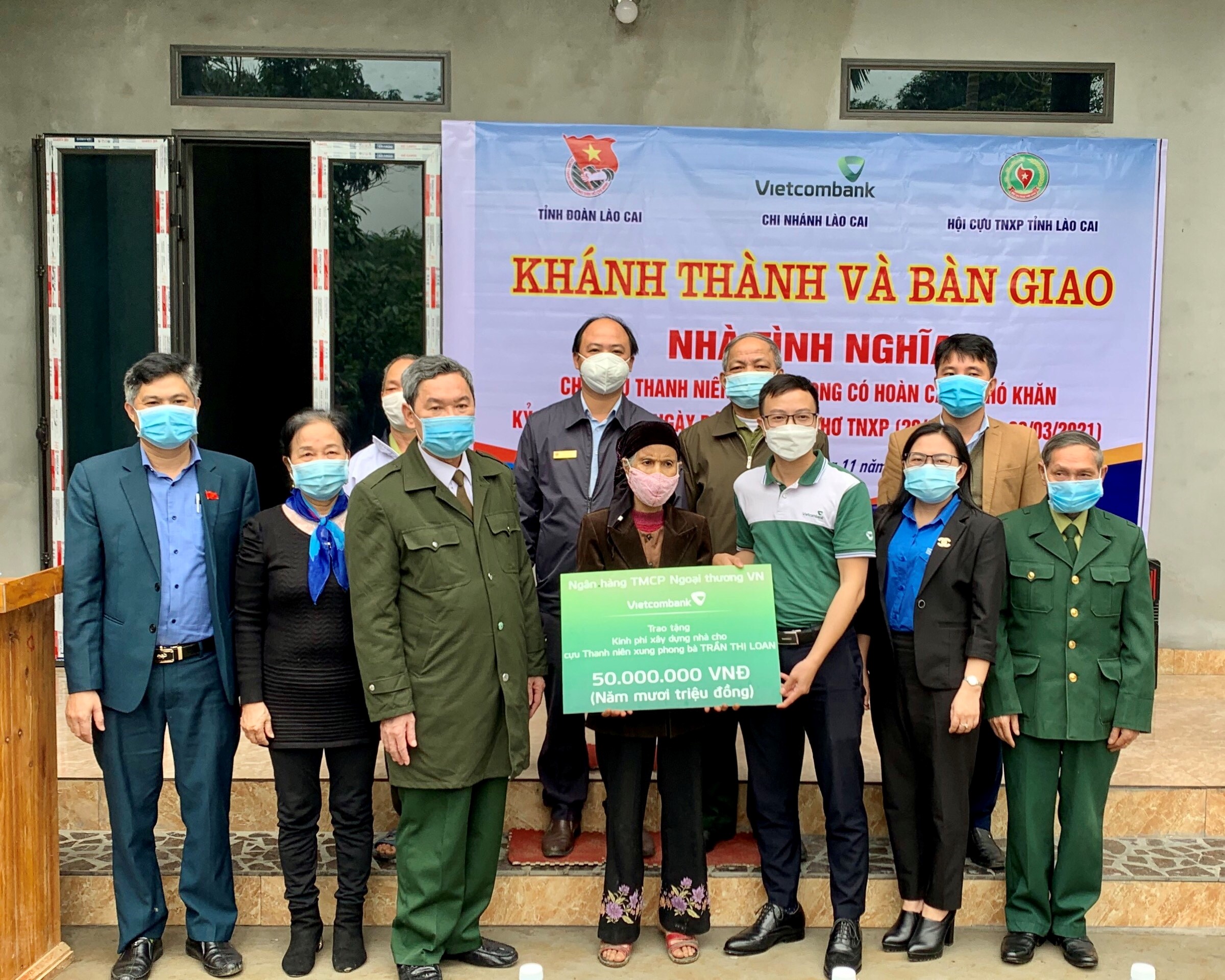 Vietcombank Lào Cai bàn giao nhà tình nghĩa cho cựu thanh niên xung phong thuộc hộ nghèo tại tỉnh Lào Cai