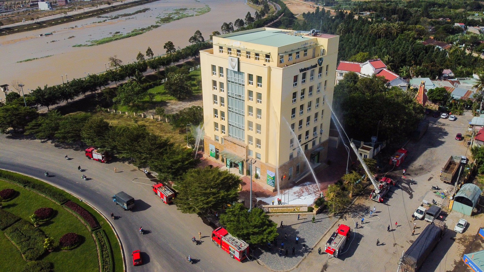 Vietcombank Kon Tum diễn tập phòng cháy chữa cháy và cứu nạn cứu hộ năm 2021
