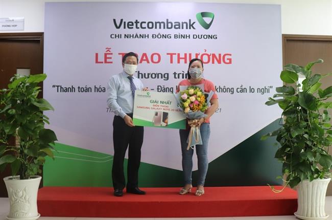 Vietcombank Đông Bình Dương trao thưởng chương trình “Thanh toán hóa đơn tự động – đăng ký một lần không cần lo nghĩ”