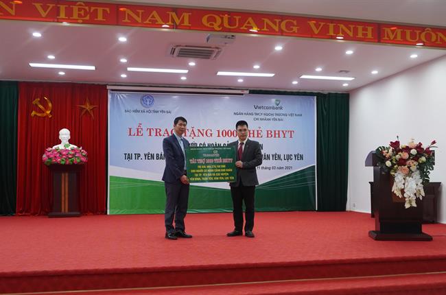 Vietcombank Yên Bái trao tặng 1.000 BHYT cho người dân có hoàn cảnh khó khăn tại Yên Bái 