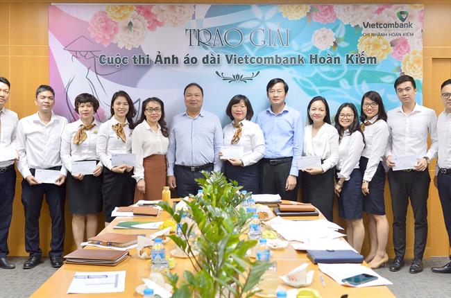 Vietcombank Hoàn Kiếm tổ chức lễ trao giải cuộc thi ảnh tôn vinh áo dài Việt Nam 