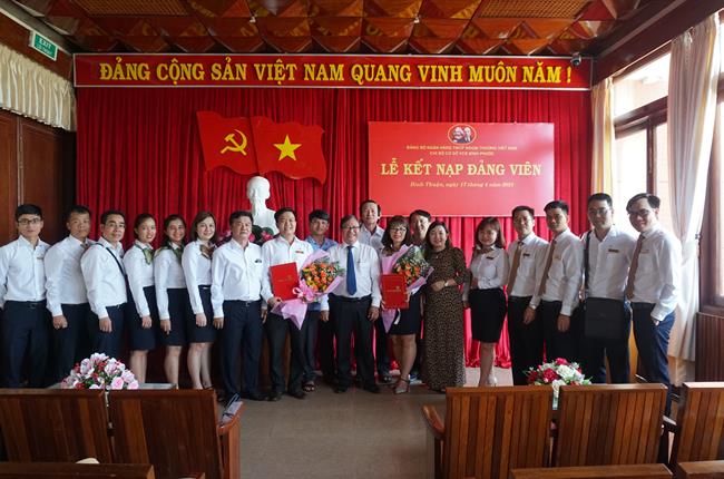 Chi bộ Vietcombank Bình Phước tổ chức hành trình về nguồn và Lễ kết nạp đảng viên mới  