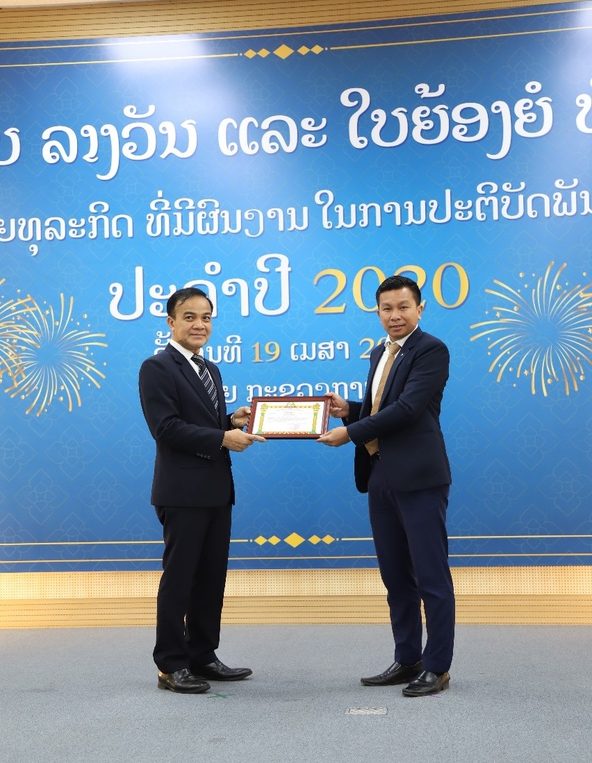 Vietcombank Lào vinh dự được Bộ Tài chính Lào tặng bằng khen là doanh nghiệp đóng thuế tiểu biểu năm 2020