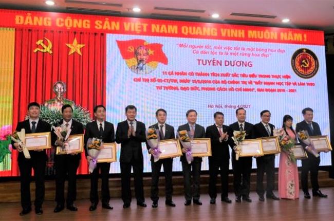 Tập thể Đảng bộ Vietcombank và các cá nhân nhận Bằng khen và các giải thưởng quan trọng tại Hội nghị sơ kết 05 năm thực hiện Chỉ thị 05-CT/TW và Lễ Tổng kết Giải Búa liềm vàng Khối Doanh nghiệp Trung ương năm 2020 