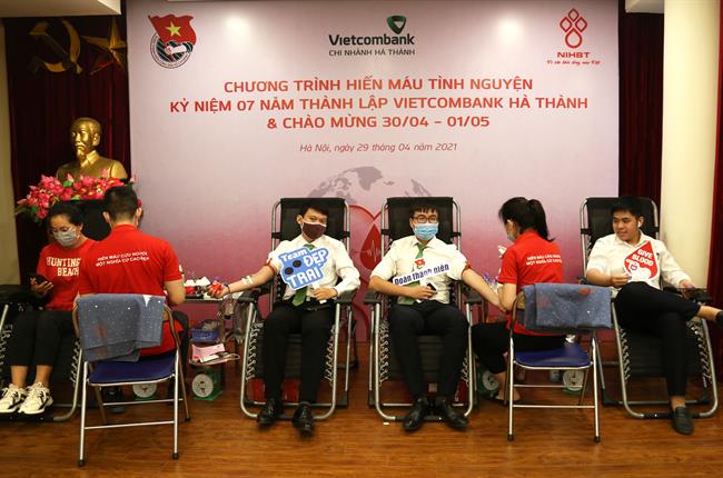 Chi đoàn cơ sở Vietcombank Hà Thành tổ chức chương trình hiến máu tình nguyện