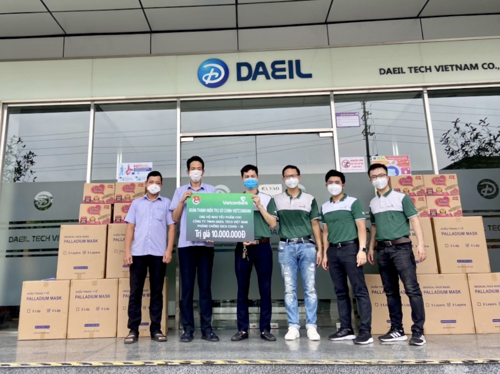 Vietcombank Bắc Ninh hỗ trợ vật tư y tế, nhu yếu phẩm cho các doanh nghiệp bị ảnh hưởng bởi đại dịch COVID-19 