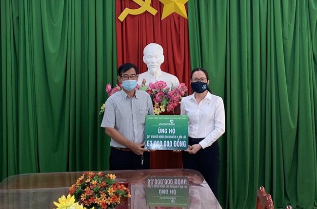 Vietcombank Long An ủng hộ 63 triệu đồng vào Quỹ Vì người nghèo huyện Bến Lức, tỉnh Long An 